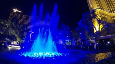 Las Vegas, Nevada, ABD - 2018 Las Vegas 'ta ünlü bir striptiz kulübünde Wynn Las Vegas adında 5 yıldızlı bir otel kumarhanesi var. Geceleri gökkuşağı içeren güzel bir çeşme gösterisi sunuyorlar.