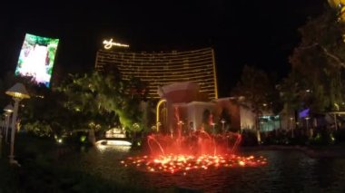 Las Vegas, Nevada, Amerika Birleşik Devletleri - 18 Ağustos 2018: Wynn Las Vegas renkli Çeşme göster: gece, yeni Çeşme gösterisinin yer aldığı bir Haziran 2016. Wynn Resort Hotel Casino, Las Vegas soymak içinde 5 yıldızlı olduğunu.