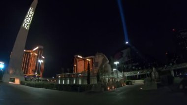 Las Vegas, Nevada, ABD - Aug 2018: Las Vegas 'taki Luxor Otel ve Kumarhanesi' nin gece manzarası, Mısır 'a özgü eşsiz bir tema ve çeşitli eğlence ve oyun seçenekleri sunan piramit şeklindeki bir tatil köyüdür..