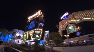Las Vegas, Nevada, ABD - 2018: Harrahs kumarhanesi Las Vegas 'ın göbeğinde canlı atmosferi, dünya çapında oyun ve popüler yemek seçenekleriyle bilinen canlı bir tatil beldesi..