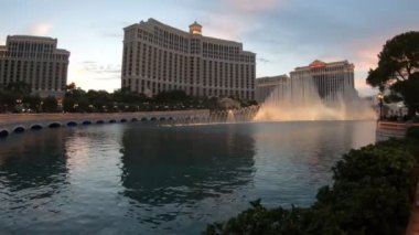 Las Vegas, Nevada, Amerika Birleşik Devletleri - 2018 Ağustos 'unda Bellagio Kumarhanesi Las Vegas Bulvarı' nda göz kamaştırıcı bir fıskiye gösterisi düzenler ve otel ve kumarhaneye savurganlık katar..