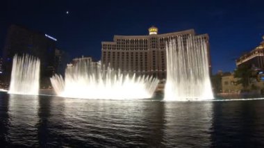 Las Vegas, Nevada, ABD - Ağustos 2018 Las Vegas Strip 'teki Bellagio Kumarhanesi' nin lüks otel kumarhanesinde dans eden fıskiyeler içeren bir gece şovu var..