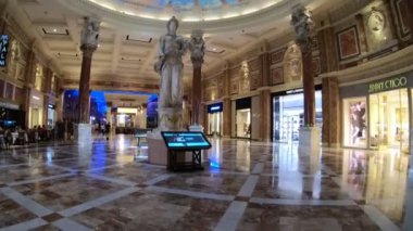 Las Vegas, Nevada, ABD -Aug 2018: Las Vegas 'taki Caesars Palace kumarhanesi dünya çapında savurganlığı ve bolluğu ile ünlüdür. Lüks konaklama ve birinci sınıf yemek seçenekleri sağlıyor..