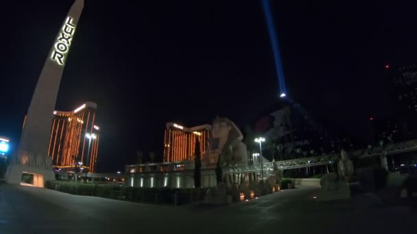 美国内华达州拉斯维加斯 2018年8月 拉斯维加斯卢克索酒店和赌场的夜景是一个金字塔形的度假胜地 提供了独特的埃及主题和一系列娱乐和游戏选择 — 图库视频影像