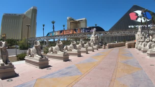 美国内华达州拉斯维加斯 2018年8月 拉斯维加斯卢克索酒店和赌场拥有独特的埃及主题 并在金字塔形度假胜地提供各种娱乐和赌博机会 — 图库视频影像