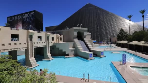 美国内华达州拉斯维加斯 2018年8月 卢克索酒店和赌场是拉斯维加斯大道上一个标志性的金字塔形度假胜地 入口有一个独特的埃及主题和一个巨大的狮身人面像 — 图库视频影像