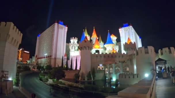 美国内华达州拉斯维加斯 2018年8月 Excalibur酒店和赌场 Excalibur Hotel Casino 是拉斯维加斯大道上一个中世纪主题的度假胜地 拥有城堡般的外观和多种游戏选择 — 图库视频影像