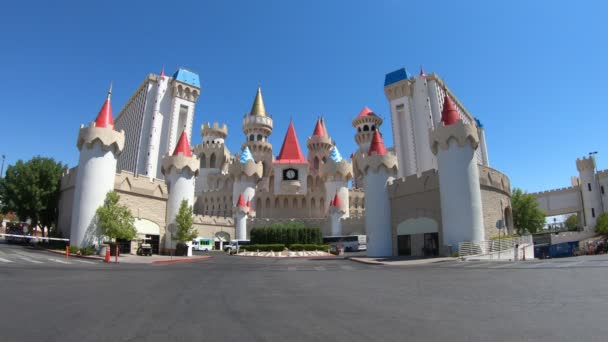 美国内华达州拉斯维加斯 2018年8月 拉斯维加斯的Excalibur酒店和赌场 Excalibur Hotel Casino 是一个类似城堡的中世纪主题和建筑的度假胜地 营造了一种幻想氛围 — 图库视频影像