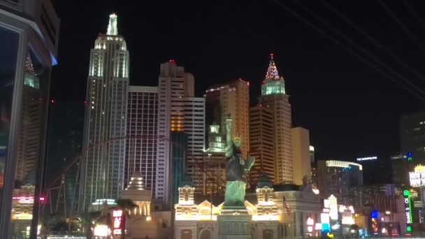 美国拉斯维加斯 2018年8月 纽约酒店和赌场是一个与纽约市天际线相似的度假胜地 有著名的地标 如自由女神像和帝国大厦 — 图库视频影像