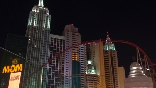 美国拉斯维加斯 2018年8月 纽约酒店的云霄飞车和拉斯维加斯的赌场是一个充满肾上腺素的旅程 它绕着纽约市天际线的复制品旋转 — 图库视频影像