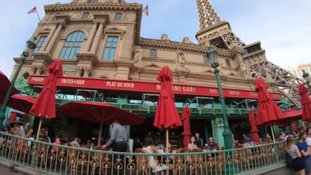 美国内华达州拉斯维加斯 2018年8月 位于拉斯维加斯的巴黎赌场以其令人惊叹的法国建筑 迷人的鹅卵石街道和吸引游客的人行道咖啡馆 让游客尝到了法国的味道 — 图库视频影像