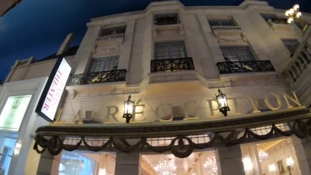 美国内华达州拉斯维加斯 2018年8月 拉斯维加斯的巴黎赌场以其精美的法国建筑 鹅卵石街和人行道咖啡馆将游客运送到浪漫的巴黎 — 图库视频影像