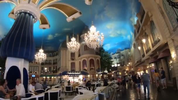 美国内华达州拉斯维加斯 2018年8月 拉斯维加斯巴黎赌场以其美丽的法国建筑 鹅卵石街道和户外就餐区吸引游客来到迷人的巴黎城市 — 图库视频影像