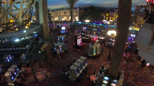 美国内华达州拉斯维加斯 2018年8月 参观拉斯维加斯巴黎赌场的游客可以在绿桌和老虎机上体验卡卡和骰子游戏等经典赌场游戏的魅力 — 图库视频影像