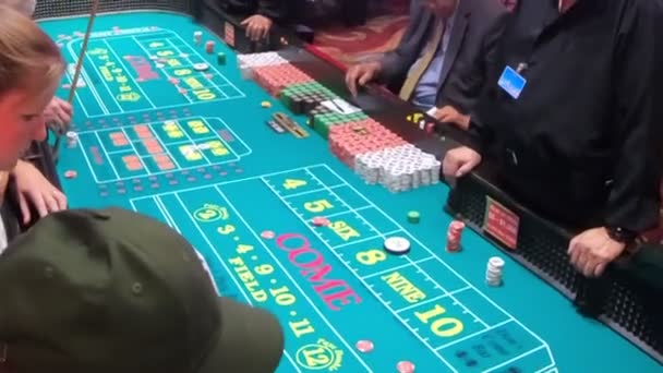 美国内华达州拉斯维加斯 2018年8月 在现代拉斯维加斯赌场 顾客可以在绿桌上玩骰子游戏 — 图库视频影像