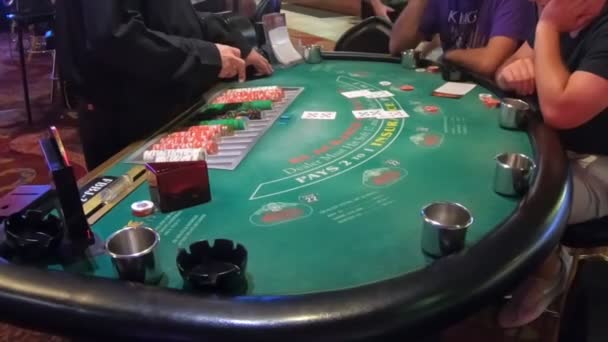 ラスベガス ネバダ州 8月2018 顧客の人々は現代的なラスベガスのカジノ内にある緑のテーブルの上にブラックジャックのゲームに従事しています — ストック動画