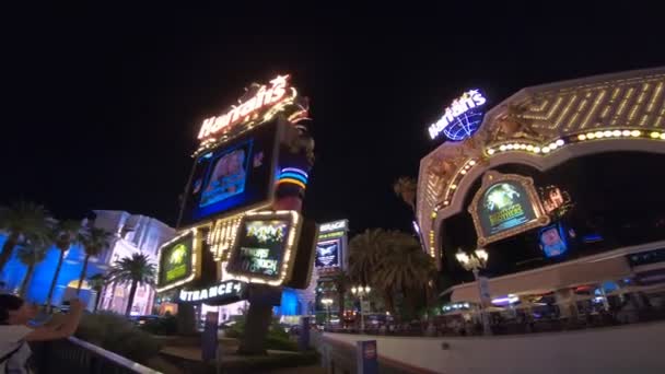 2018年8月 美国内华达州拉斯维加斯 位于拉斯维加斯市中心的哈拉斯赌场是一个充满活力的度假胜地 以其活泼的氛围 世界级的游戏和受欢迎的就餐选择而闻名 — 图库视频影像