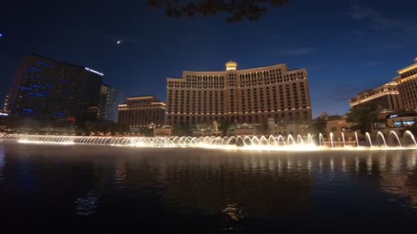 美国内华达州拉斯维加斯 2018年8月 贝拉焦赌场 Bellagio Casino 在拉斯维加斯大道的豪华度假村赌场 Resort Hotel Casino 举行夜场表演 — 图库视频影像