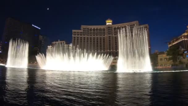 美国内华达州拉斯维加斯 2018年8月 拉斯维加斯大道 Las Vegas Strip 的贝拉焦赌场 Bellagio Casino 在豪华度假酒店赌场 — 图库视频影像