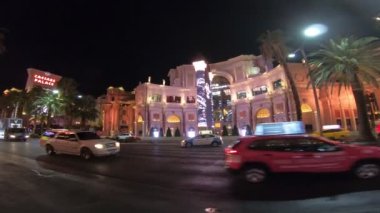Las Vegas, ABD -Aug 2018: Caesars Palace kumarhanesi antik Roma 'dan ilham alan ünlü bir yerdir. Ziyaretçiler büyük kumarhanelerden, pansiyonlardan, birinci sınıf yemeklerden ve eğlence seçeneklerinden keyif alabilirler.