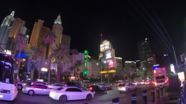 Las Vegas, Nevada, ABD - 18 Ağustos 2018: Las Vegas Şeridi 'nin gece sokak manzarası, göz kamaştırıcı ve canlı ışık gösterimi, renkli işaretler ve hareketli aktivite.