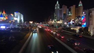 Las Vegas, Nevada, ABD - 18 Ağustos 2018: Las Vegas 'ın Strip Caddesi' ndeki siluetinin en üst görüntüsü, kumarhaneler, oteller ve yol trafiği.