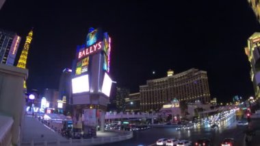 Las Vegas, Nevada, ABD - 18 Ağustos 2018: Gece boyunca, yukarıdan Las Vegas 'ın Strip Street siluetini gösteren bir manzara, çeşitli kumarhaneler, oteller ve yollardaki trafiği içerir..