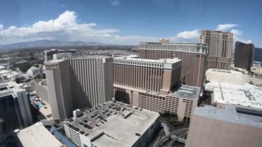 Las Vegas, ABD - 2018: Las Vegas Bulvarı 'ndaki Harrahs kumarhanesinin havadan görünüşü. Harrah, hareketli atmosferi, birinci sınıf oyun ve yemek tercihleriyle popüler bir tatil beldesi.