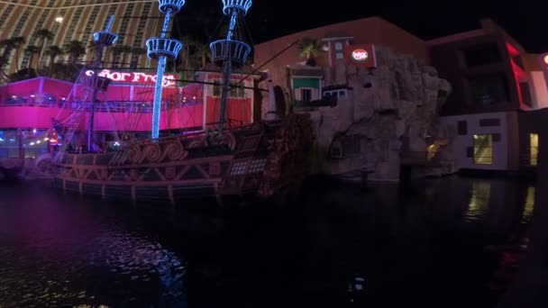 美国内华达州拉斯维加斯 2018年8月 宝岛赌场 Treasure Island Casino 的海盗船是一位著名的人群拉客 它提供令人兴奋的战斗和炸药烟火由现场演员在夜间表演 — 图库视频影像