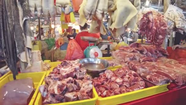 말레이시아의 콸라룸푸르 Jan 2023 라만에 시장에는 종류의 요리가 자리잡고 — 비디오