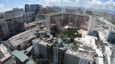 Las Vegas, ABD - Aug 2018: Yüksek tekerlekli dönme dolap komşu kumarhanelere kuş bakışı görüş sağlar. Çark döndükçe, ziyaretçiler 550 feete yükseliyor ve panoramik manzaranın tadını çıkarabiliyorlar..