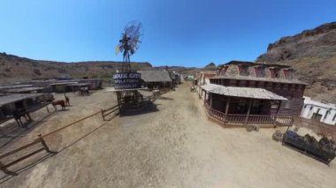 Sioux City Park, Gran Canaria - Nisan 2023: Batı temalı eğlence parkı Sioux City, Gran Canaria, San Agustin ve Maspalomas kasabası yakınlarında. 1970 'lerin Hard Ride filminde kullanıldı..