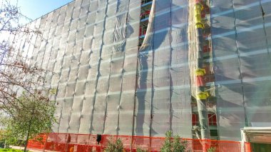 İnşaat sırasında yapı inşaatı için bir yapı iskelesi destek sağlıyor. Ev yenilenmesi için yapı iskelesinin önü, işçiler için çalışma platformu.