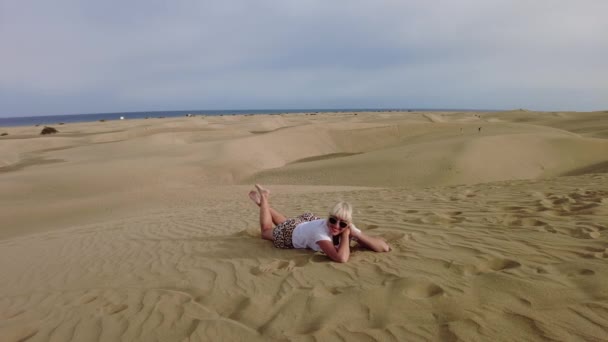 Τουριστικό Κορίτσι Χαλαρώνοντας Στο Maspalomas Αμμόλοφους Της Gran Canaria Είναι — Αρχείο Βίντεο