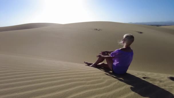 Egy Női Turista Nap Alatt Sütkérezik Gran Canaria Maspalomas Dunes — Stock videók