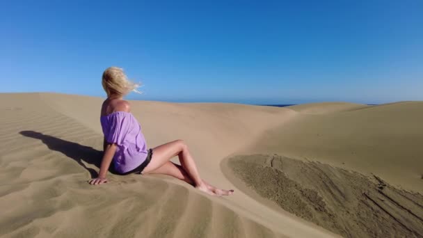 Una Turista Che Visita Dune Maspalomas Gran Canaria Rilassa Prende — Video Stock