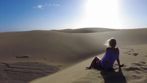 Mujer Turística Relajante Captura Bronceado Las Dunas Maspalomas Gran Canaria — Vídeo de stock