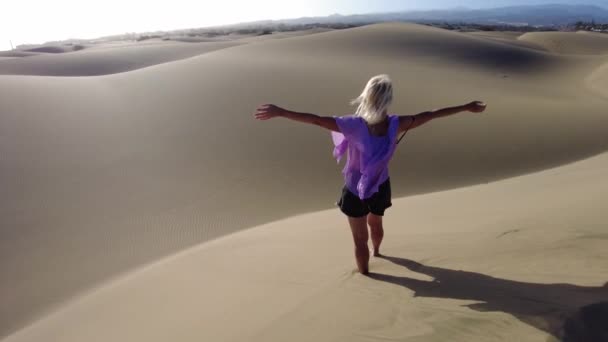 Relajante Captura Bronceado Las Dunas Gran Canaria Maspalomas Mujer Turística — Vídeos de Stock