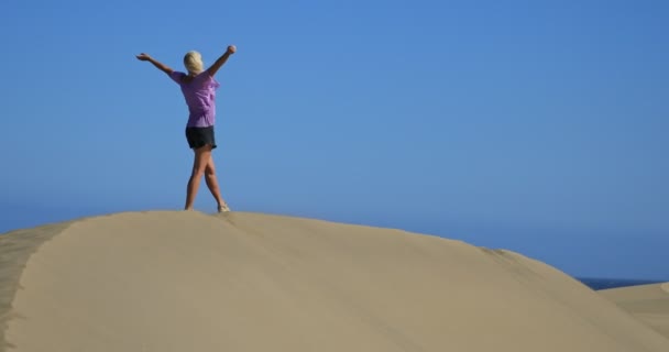 Turista Élvezi Napozást Gran Canaria Maspalomas Dunes Sétál Hogy Felfedezze — Stock videók