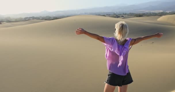 Touristin Die Sich Die Dünen Von Maspalomas Auf Gran Canaria — Stockvideo