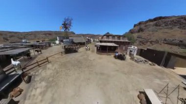 Sioux City Park, Gran Canaria - Nisan 2023: Maspalomas yakınlarındaki Sioux City eğlence parkının ana caddesinin hava görüntüsü. 1970 'lerin Hard Ride filminde kullanıldı..