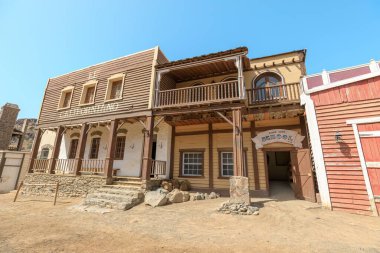 Gran Canaria - Nisan 2023: Sioux City, otantik Vahşi Batı deneyimi yaratmadaki detaylarına dikkat etmesiyle tanınır. Salonlar, dükkanlar ve bankalarla birlikte tipik bir batı kasabasına benzemesi için tasarlandı.