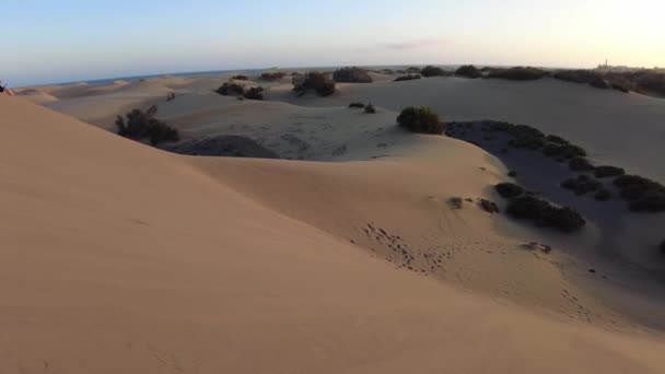 日落时的马斯帕洛马斯沙丘 由绵延几英里的起伏的沙丘组成 在热带大加那利群岛上呈现一种沙漠般的氛围 — 图库视频影像