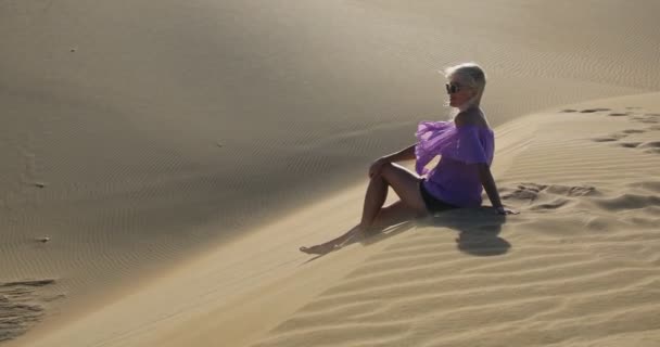 Una Donna Turistica Rilassante Abbronzata Sulle Dune Maspalomas Gran Canaria — Video Stock