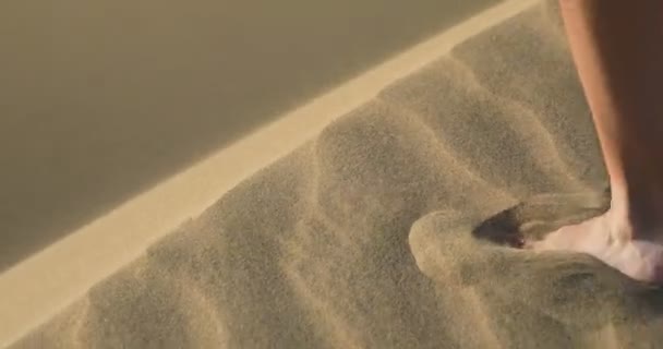 Mentre Una Donna Cammina Sulle Dune Maspalomas Gran Canaria Crogiola — Video Stock
