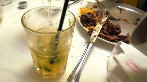 Donna Mano Mescolando Bicchiere Mojito Cocktail Con Lime Una Steakhouse — Video Stock