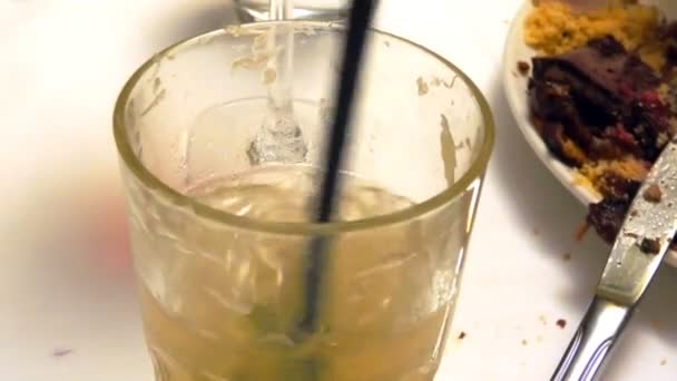 Typisch Braziliaans Restaurant Met Vrouwenhand Roeren Een Glas Mojito Cocktail — Stockvideo