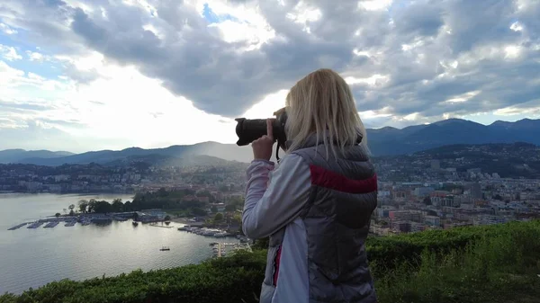 Fotógrafa Chica Tomando Fotos Parte Superior Ciudad Lugano Junto Lago — Foto de Stock