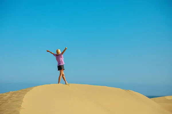 Bersantai Dan Berjemur Gran Canaria Maspalomas Dunes Wanita Turis Bangun — Stok Foto