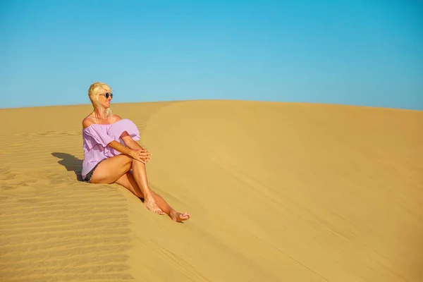 Seorang Wanita Wisatawan Yang Mengunjungi Maspalomas Dunes Gran Canaria Hanya — Stok Foto